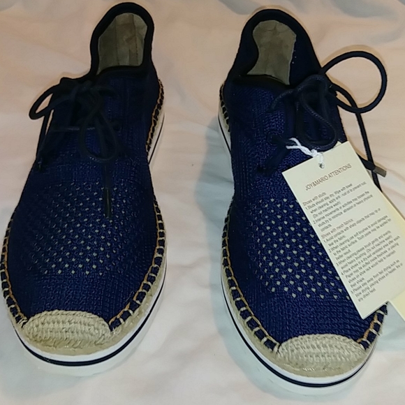 Beautiful NAVY perforated Flats w Lace Up Closure - Picture 10 of 10